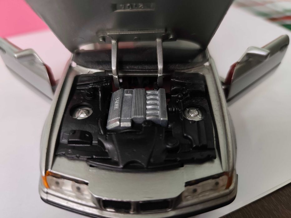 BMW 325i E 36 model w skali 1:24 Schuco