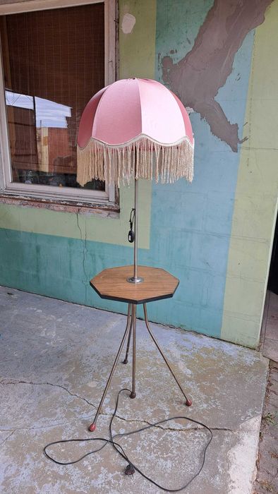 Lampa stojąca podłogowa ze stolikiem z czasów PRL