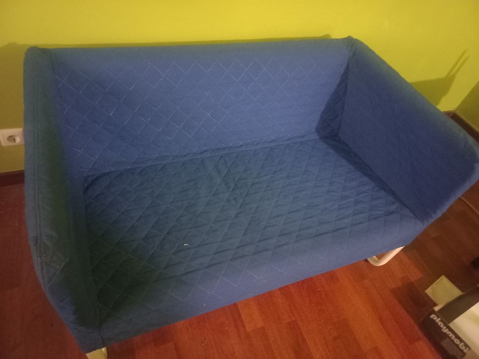 Sofa azul - quarto criança