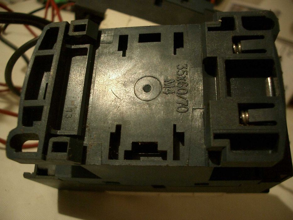 Stycznik Schneider Electric Cewka 24VAC 3-biegunowy 20A