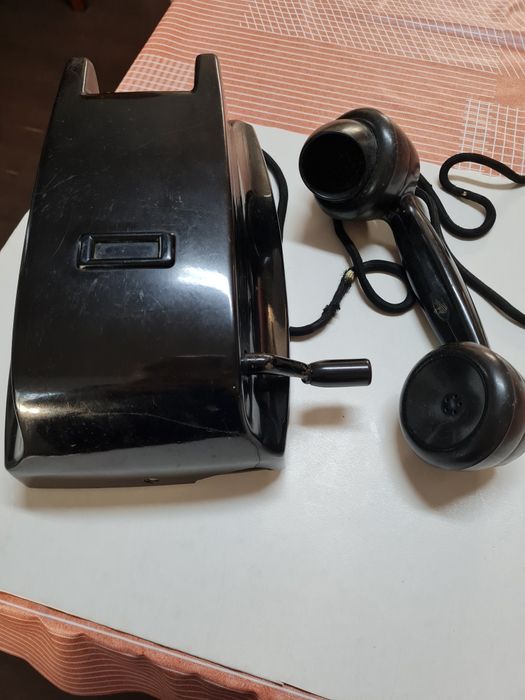 Telefone antigo, de manivela,  para pendurar na parede.