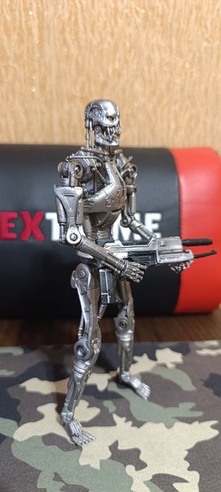 Колекційна фігурка Т-800.