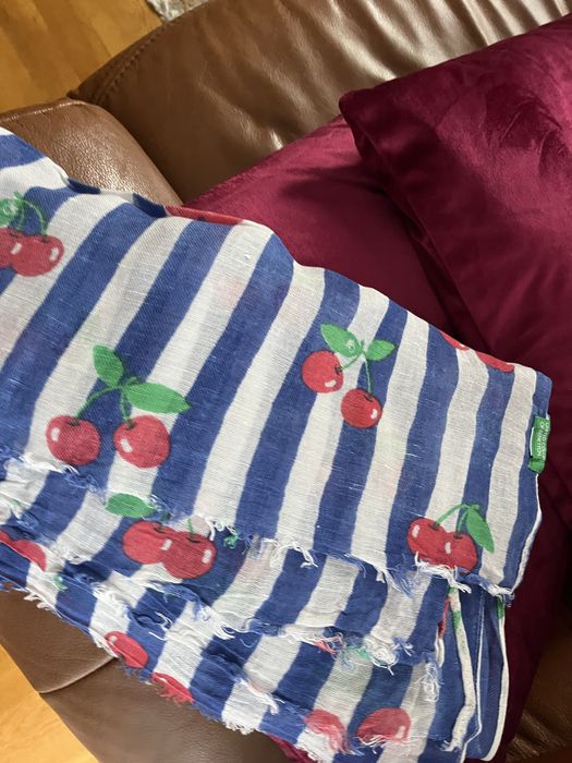 Chusta/szal marki BENETTON.Stan idealny