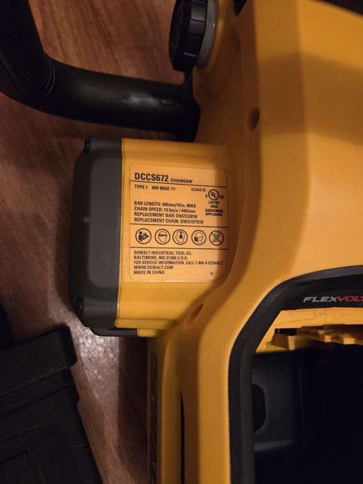 Ланцюгова пила DeWALT DCCS672  під ремонт