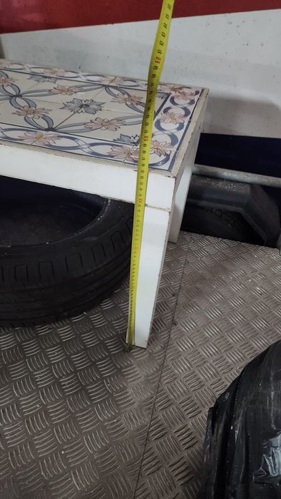 Vendo mesa de apoio madeira branca forrada a azulejos usada