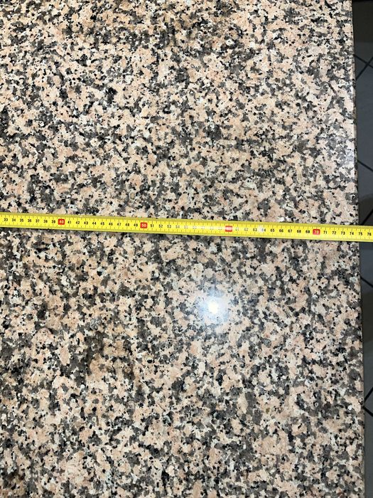 Mesa de pedra com 4 cadeiras