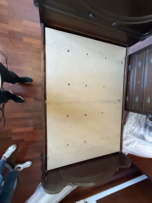 Cama com mesa de cabeceira e comoda para venda assim como o colchao