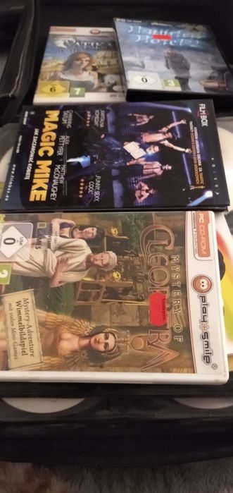Nagrywarka  odtwarzacz Philips + kolumny + 500 płyt  DVD z filmami .