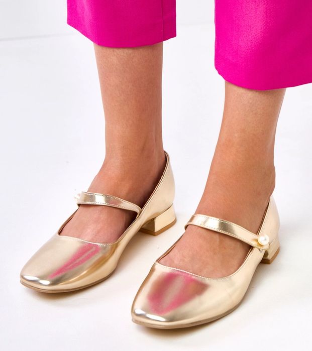 Złote czółenka na słupku z ozdobnym paskiem Alya