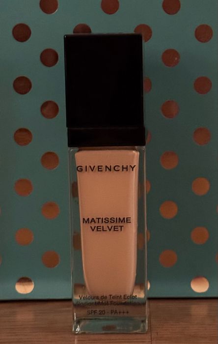 Тональный крем-флюид Givenchy
