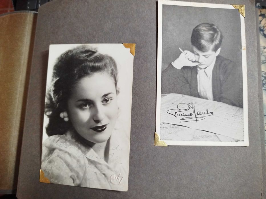 Álbum de fotos com dedicatória e assinaturas.