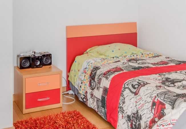 Cama juvenil + colchão + mesa de cabeçeira