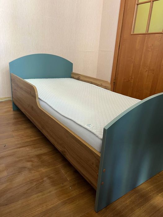 ТЕРМІНОВО  Дитяче ліжко 140х70 з матрацом. Брали все за  7740  грн, продаємо за 4500 грн.