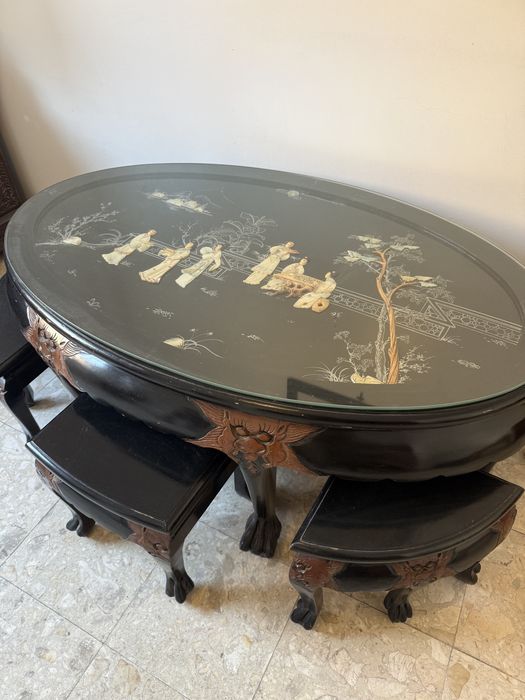 Mesa chinesa com 6 banquinhos