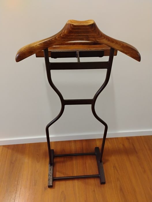 Cabide de pé em madeira e ferro