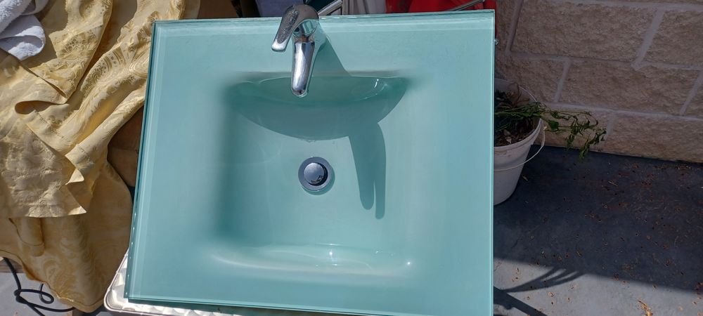 lavatório de vidro com estrutura de ferro