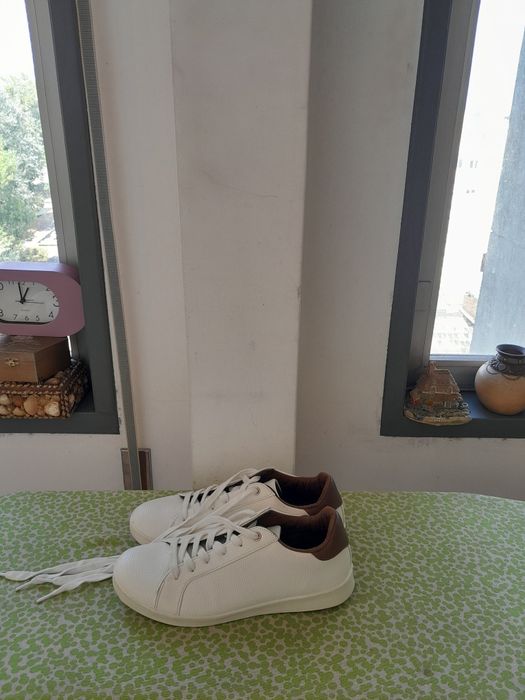 Vendo Sapatilhas de Senhora muito bonitas como novas