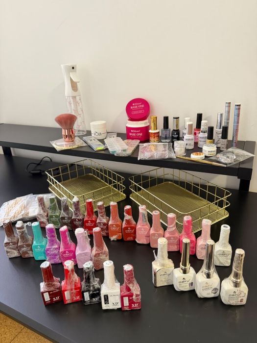 VENDO KIT COMPLETO PARA UNHAS – PRATICAMENTE TUDO NOVO   Estou vendendo meu material completo para alongamento e esmaltação de unhas.