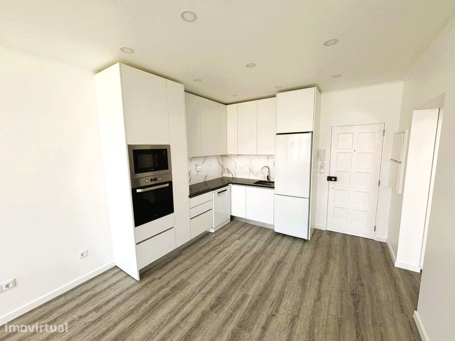 Apartamento T1 Renovado para Arrendamento no Centro de Santa Cruz -...