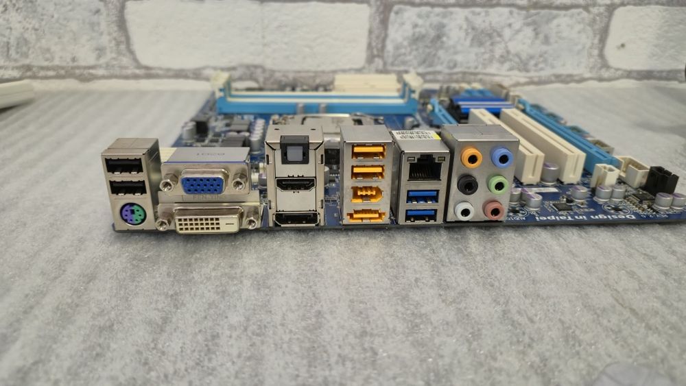 Комплект материнська плата Gigabyte GA-H55M-USB3 + Intel core i3-560, s1156, 4xddr3, USB 3.0. VGA/DVI/HDMI/DP