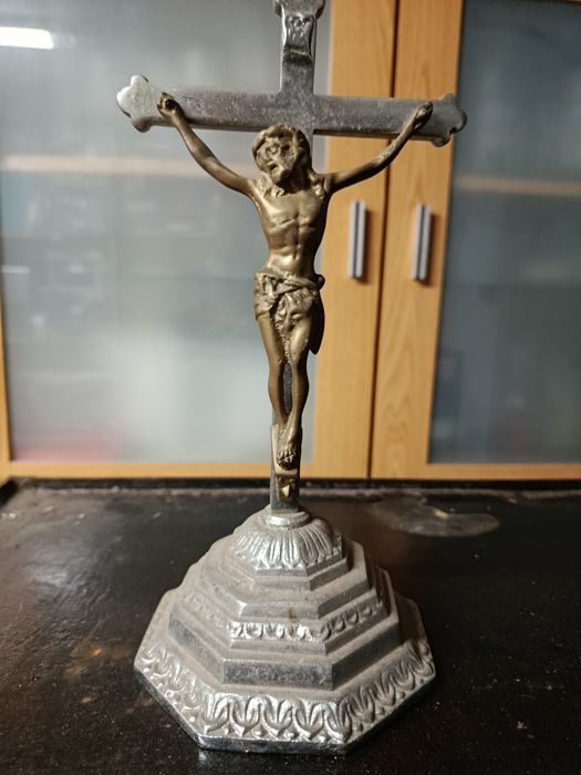 Crucifixo em latão