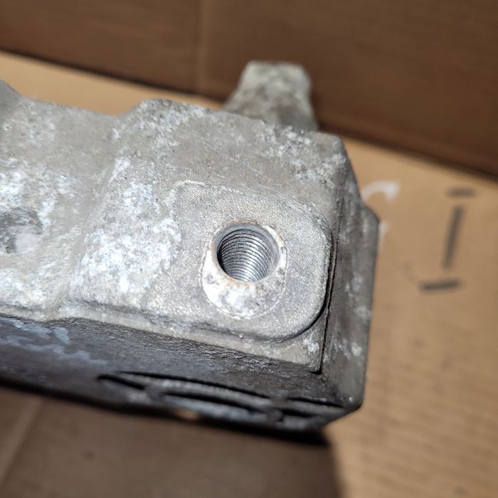 Łapa mocowanie silnika vw golf V audi a3 8P seat skoda 1.6MPI BGU