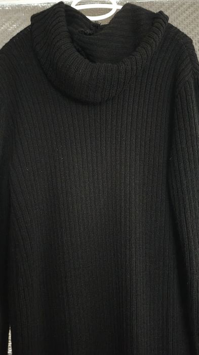 Długi sweter z kapturem na guziki