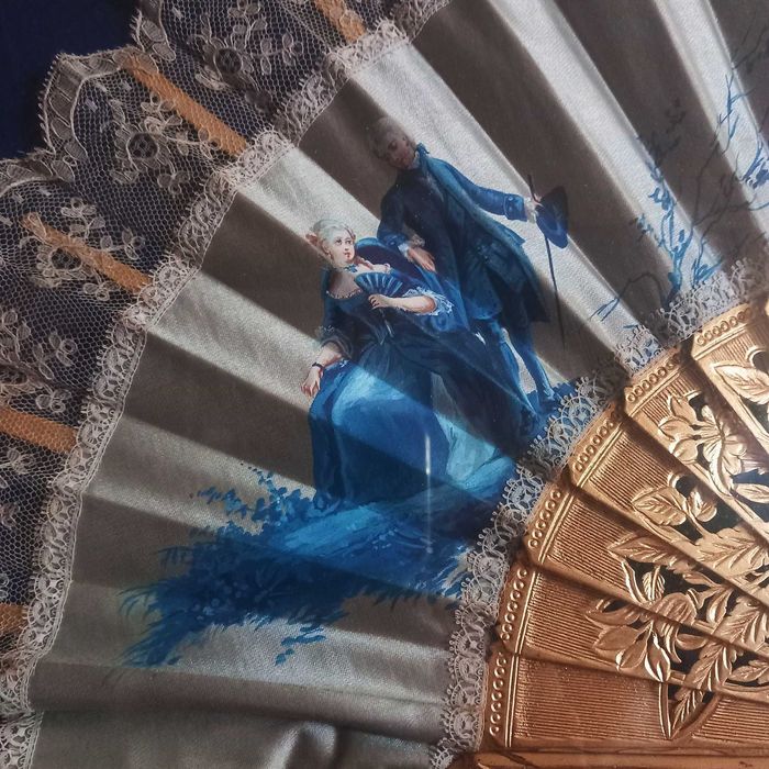 Bonito e Antigo Leque com Moldura, peça em Madeira Folhado a Ouro,