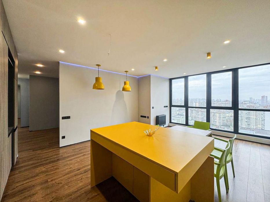 Київ. 3-кімн. квартира ЖК Лебединий, вул. Ревуцького, метро Харківська