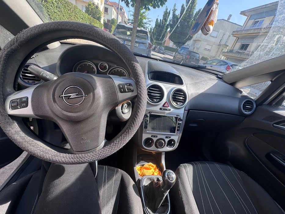 Opel Corsa 1.2 de 2009 em ótimo estado geral