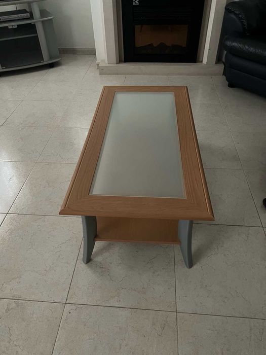 Mesa de centro em madeira e vidro em excelente estado