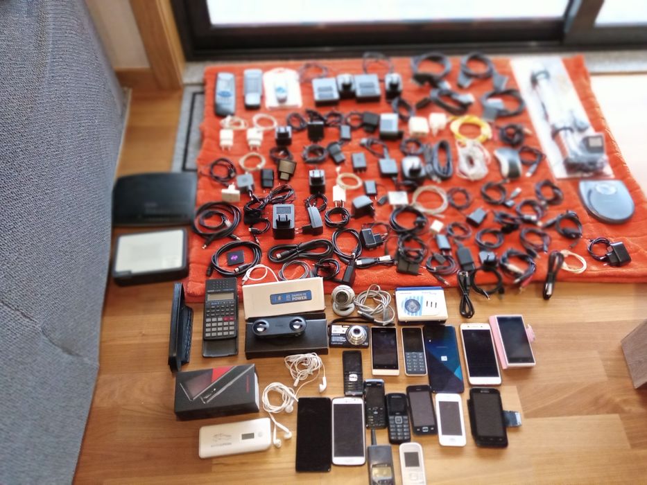 Vários equipamentos de eletrônico.