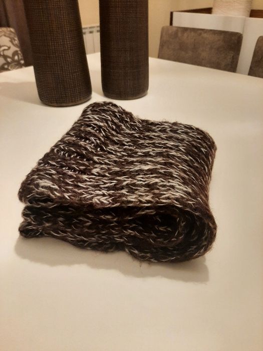 Gola castanha e branca