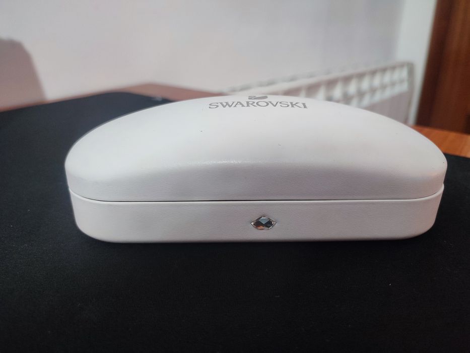 Caixa de óculos Branca com uma pedra Swarovski