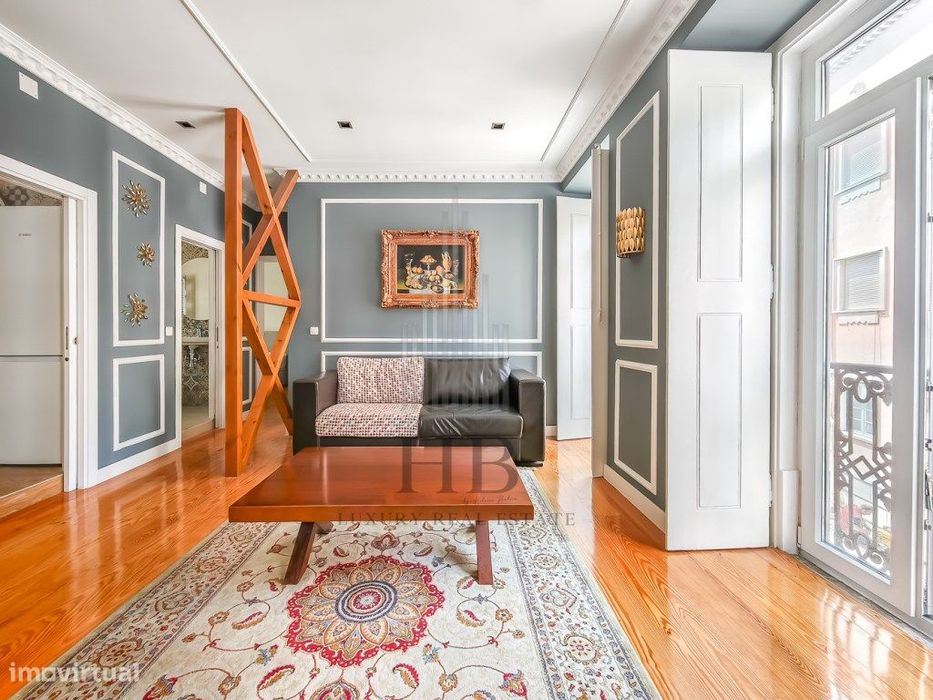 Apartamento T2 com Charme Clássico Renovado na Lapa | Lisboa