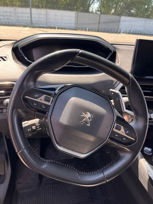 Продаю своє авто Peugeot 3008