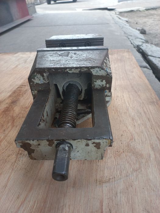 Тіски  станочні .