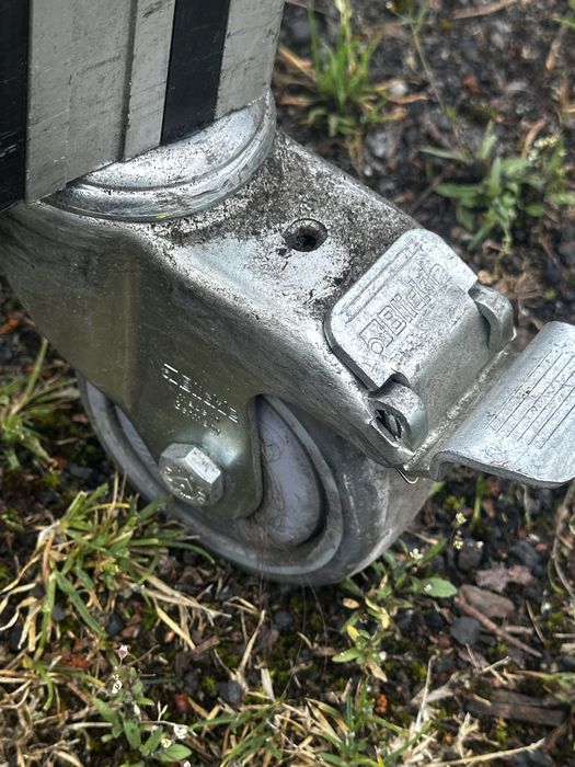 Solidny wózek wykonany z systemowych profili aluminiowych Bosch Rexroth