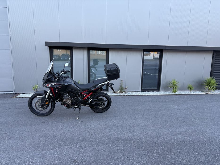 Honda Africa Twin 1100 ( aceito retomas )