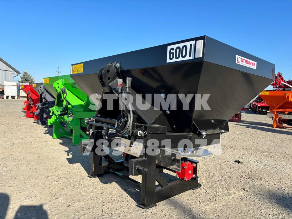 Rozsiewacz nawozów dwutalerzowy 400 - 1600 plandeka/hydraulika/STRUMYK