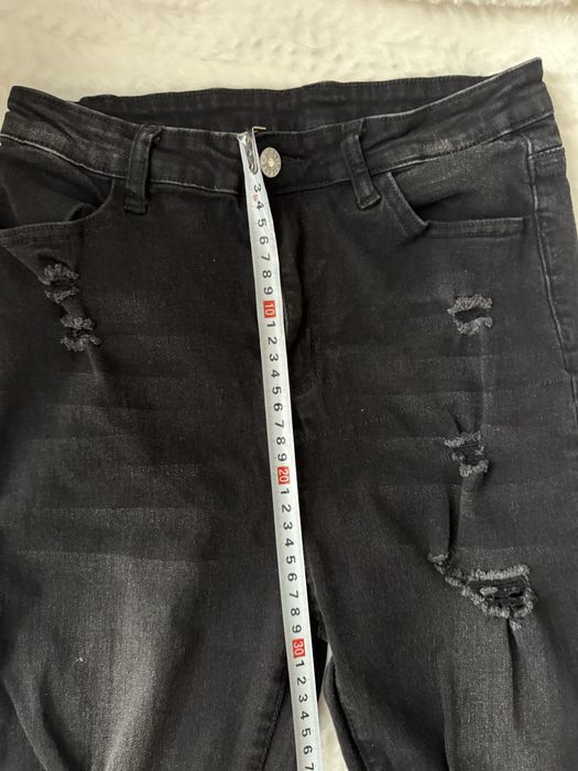 czarne jeansy z dziurami