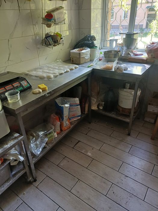 Столы, мойки, полки, вытяжные зонты и др оборудование  для проф кухни.