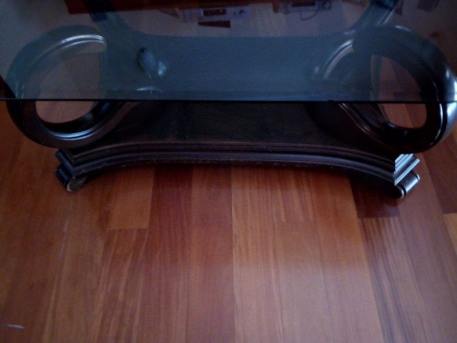 Mesa  de centro em madeira com tampo de vidro