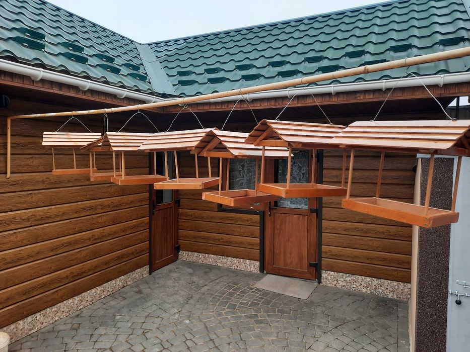 Годівниця для дрібних зимуючих птахів