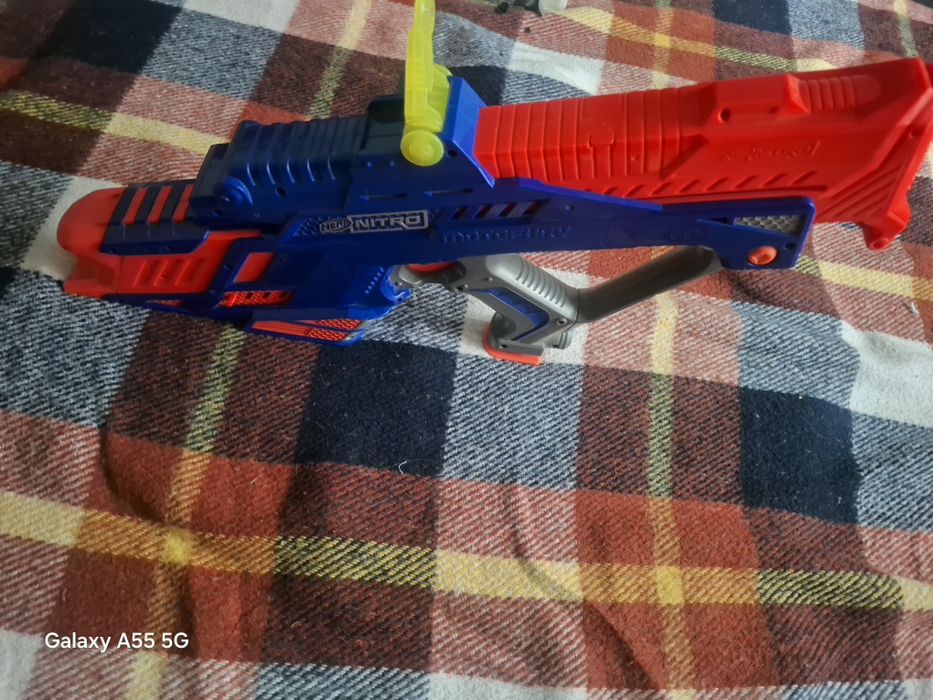 Nerf бластер запускаючи машинки