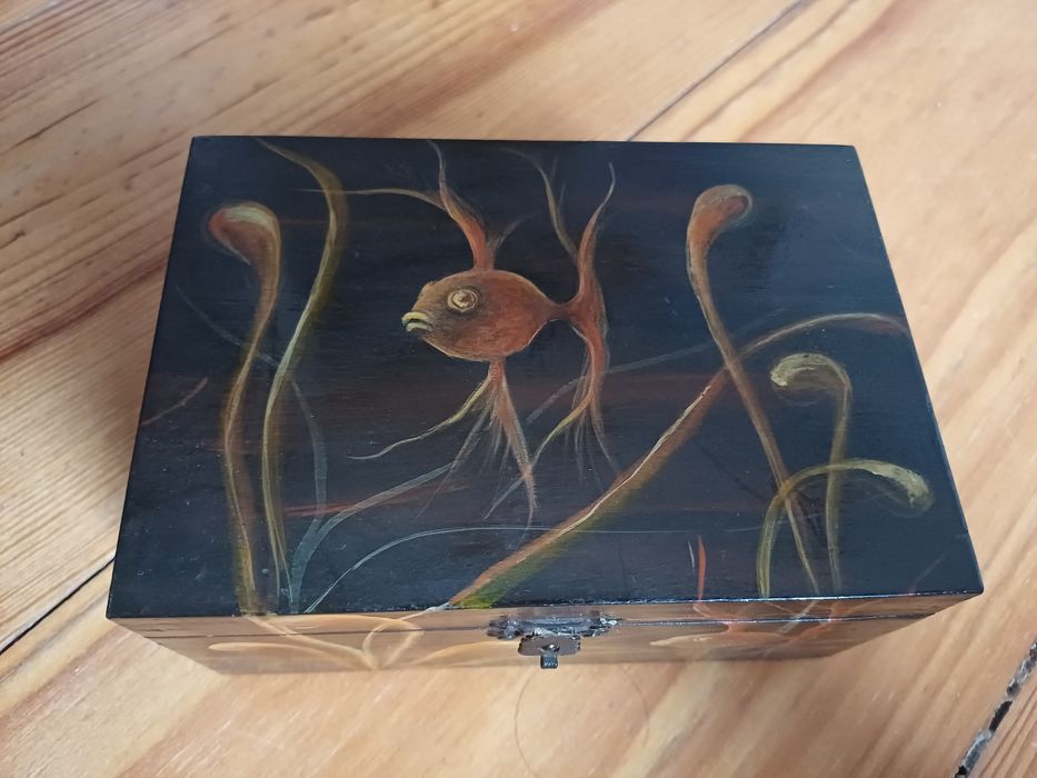 Caixa de jóias de madeira com motivos marinhos