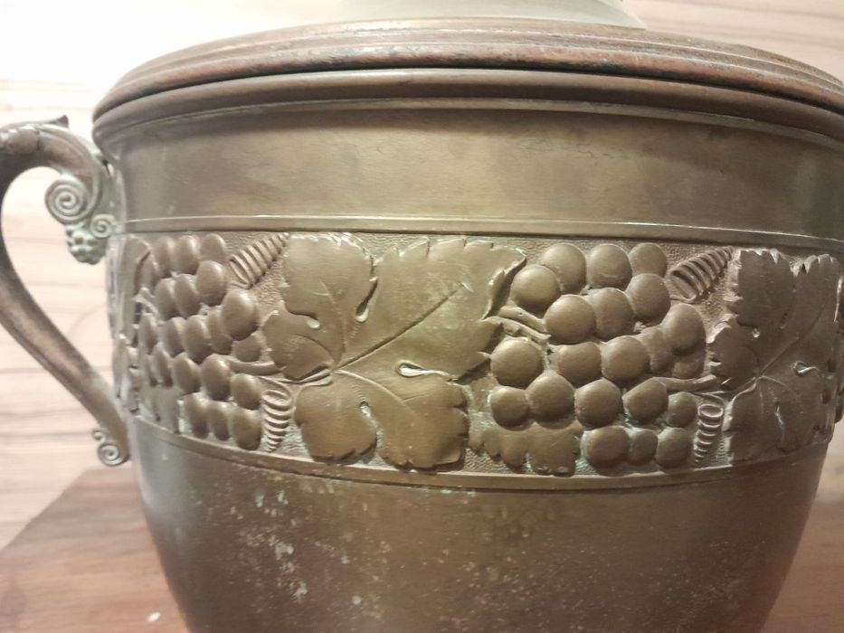 Wyjątkowy pojemnik na alkohol mosiężny  i zdobieniami winogron antyk