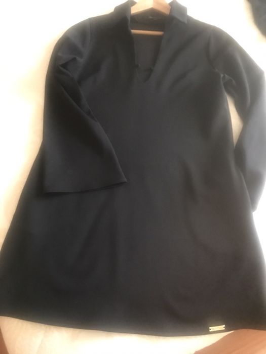 Vestido novo, preto com decote e V by Micaela Oliveira