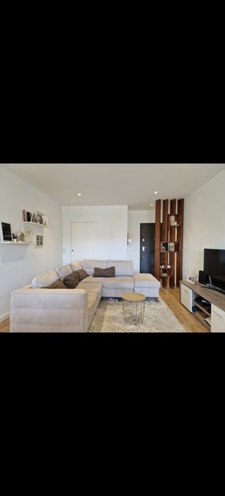 Sofá cama com chaise longue e arrumação