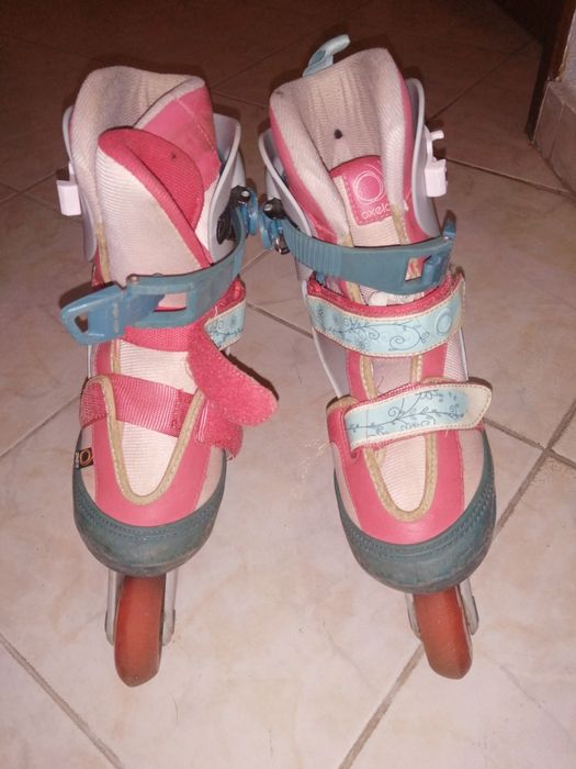 Três pares de patins